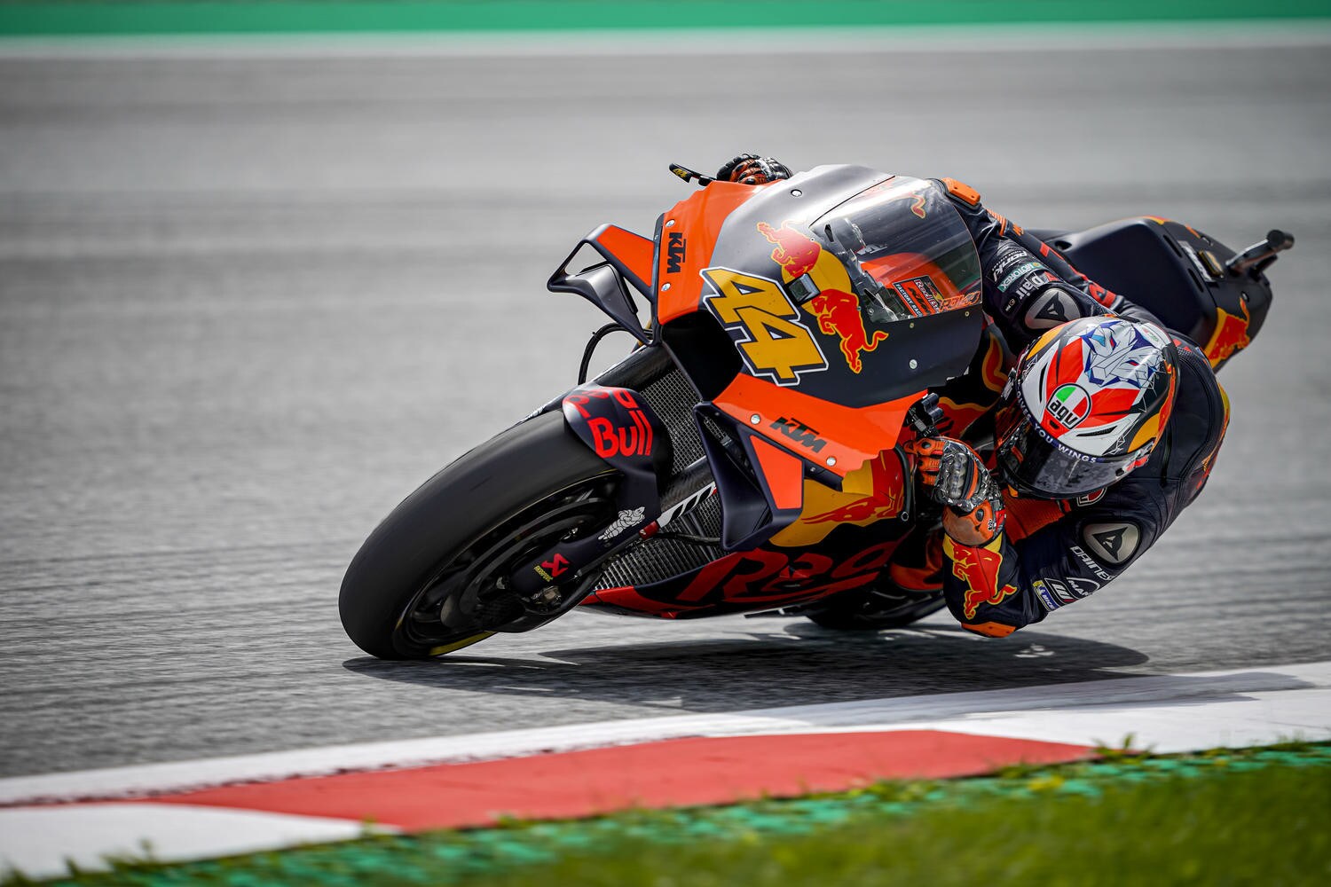 MotoGP, qualifiche GP Stiria: Pol Espargarò porta la KTM in pole position