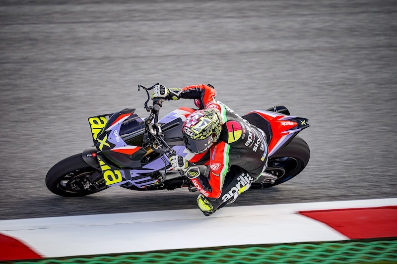 Aprilia Tuono V4 X: la hypernaked con tecnologia da MotoGP - FOTO