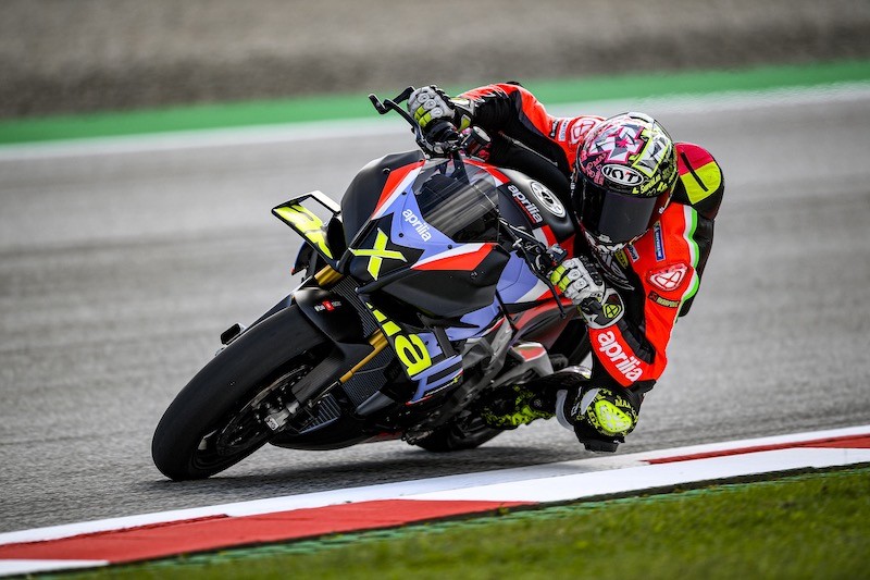 Aprilia Tuono V4 X: la hypernaked con tecnologia da MotoGP - FOTO