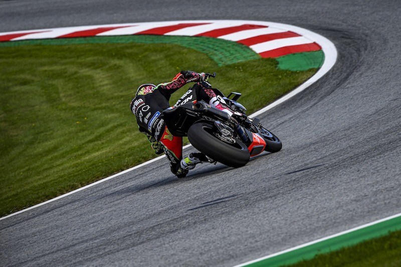 Aprilia Tuono V4 X: la hypernaked con tecnologia da MotoGP - FOTO