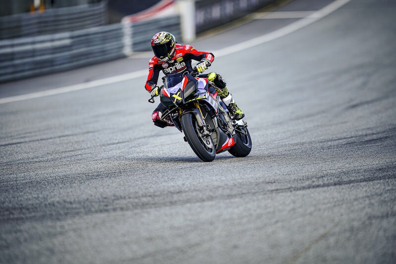 Aprilia Tuono V4 X: la hypernaked con tecnologia da MotoGP - FOTO