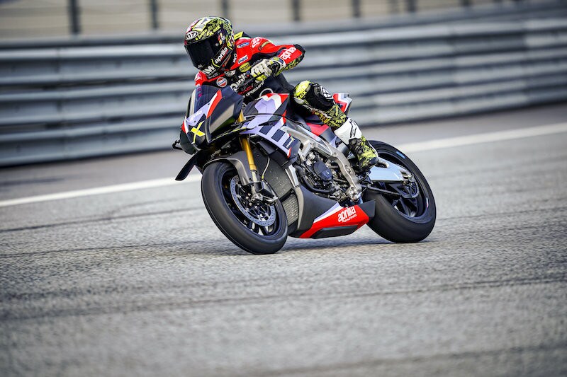 Aprilia Tuono V4 X: la hypernaked con tecnologia da MotoGP - FOTO