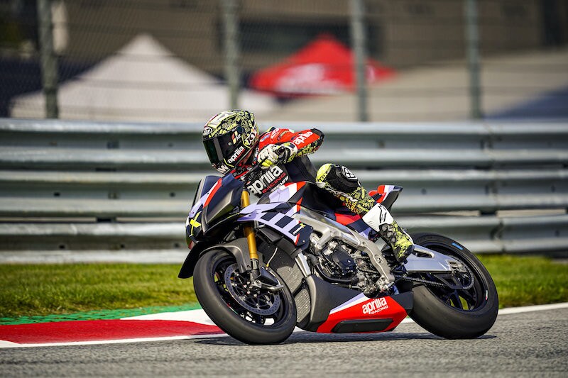 Aprilia Tuono V4 X: la hypernaked con tecnologia da MotoGP - FOTO