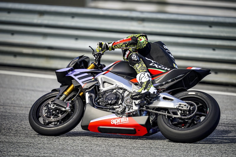 Aprilia Tuono V4 X: la hypernaked con tecnologia da MotoGP - FOTO
