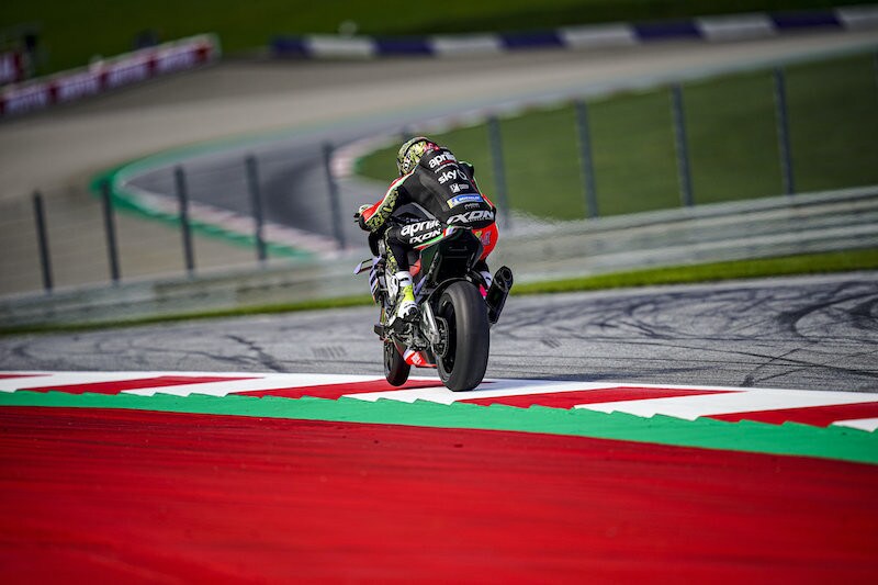 Aprilia Tuono V4 X: la hypernaked con tecnologia da MotoGP - FOTO