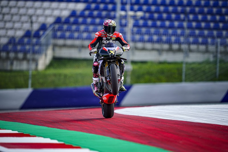 Aprilia Tuono V4 X: la hypernaked con tecnologia da MotoGP - FOTO