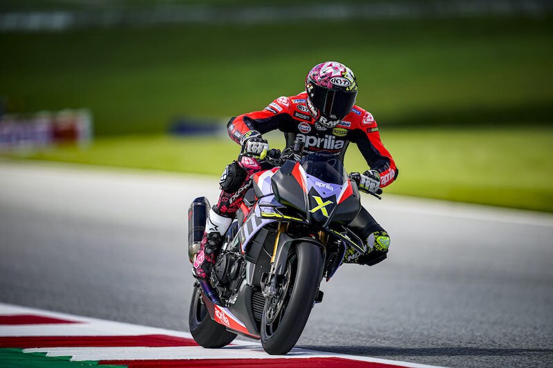 Aprilia Tuono V4 X: la hypernaked con tecnologia da MotoGP - FOTO