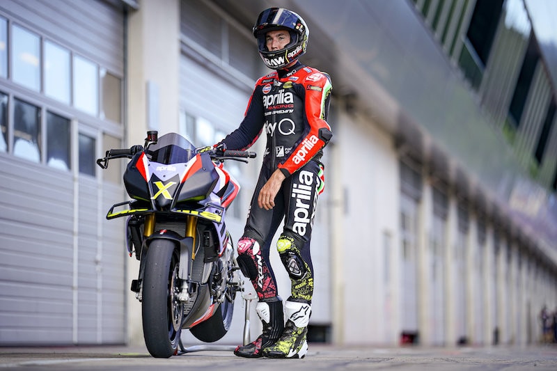 Aprilia Tuono V4 X: la hypernaked con tecnologia da MotoGP - FOTO