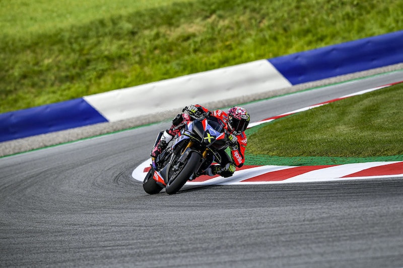 Aprilia Tuono V4 X: la hypernaked con tecnologia da MotoGP - FOTO