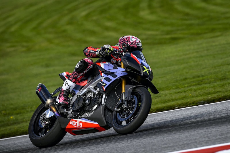 Aprilia Tuono V4 X: la hypernaked con tecnologia da MotoGP - FOTO