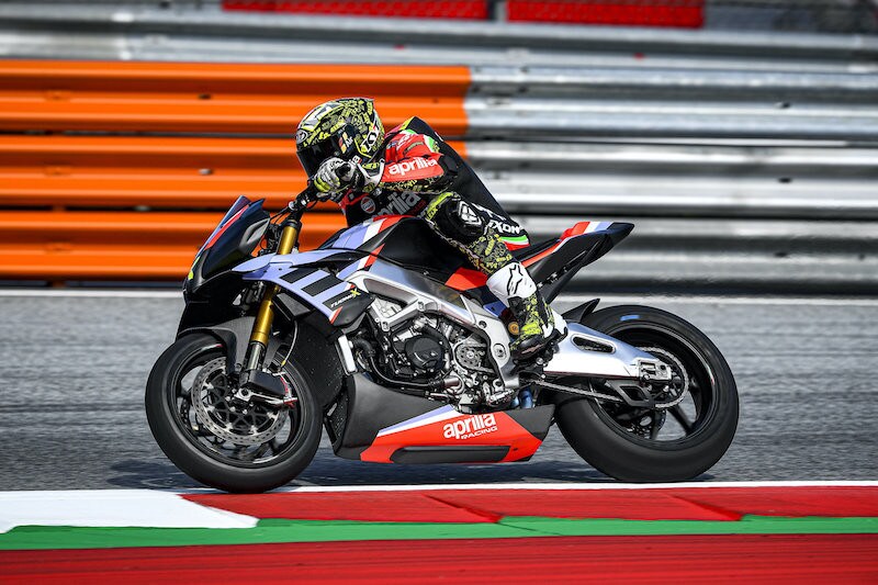Aprilia Tuono V4 X: la hypernaked con tecnologia da MotoGP - FOTO