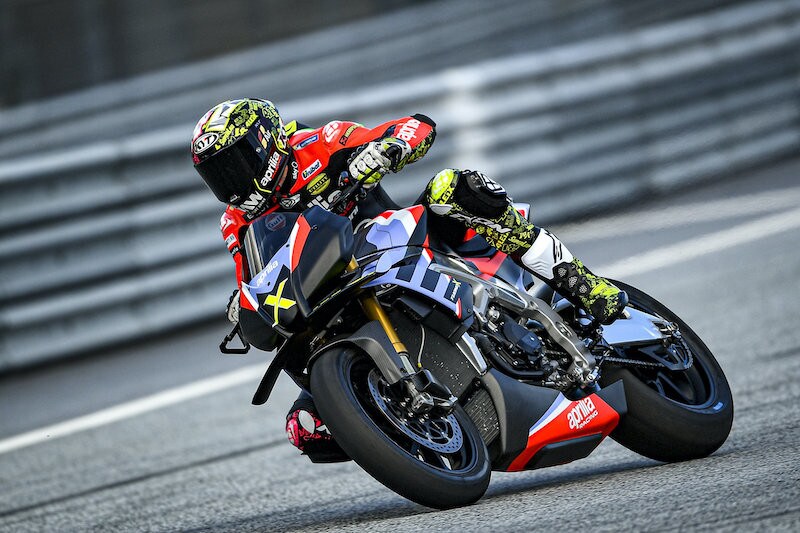 Aprilia Tuono V4 X: la hypernaked con tecnologia da MotoGP - FOTO