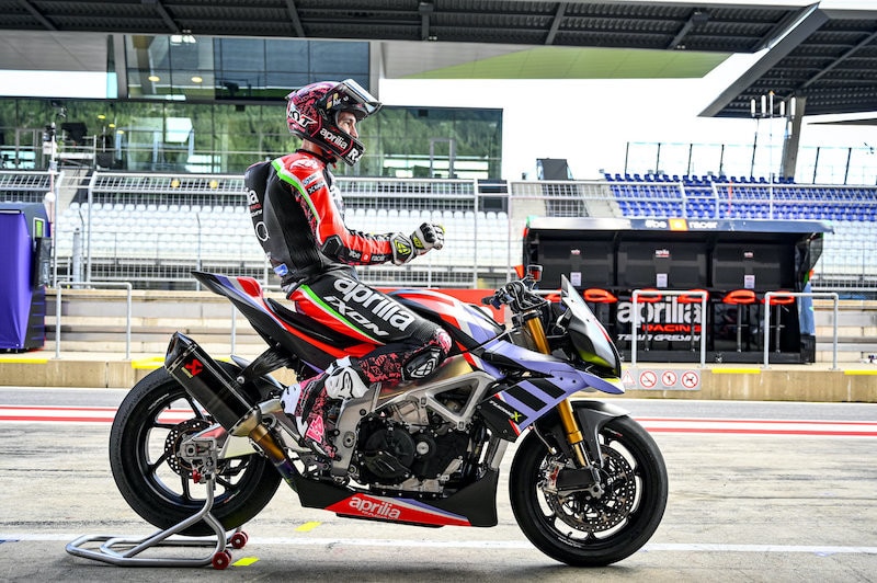 Aprilia Tuono V4 X: la hypernaked con tecnologia da MotoGP - FOTO