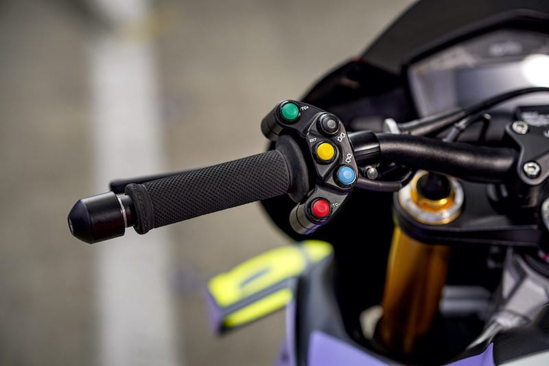 Aprilia Tuono V4 X: la hypernaked con tecnologia da MotoGP - FOTO