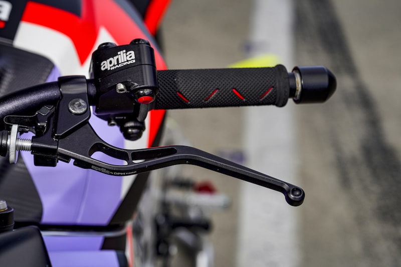 Aprilia Tuono V4 X: la hypernaked con tecnologia da MotoGP - FOTO