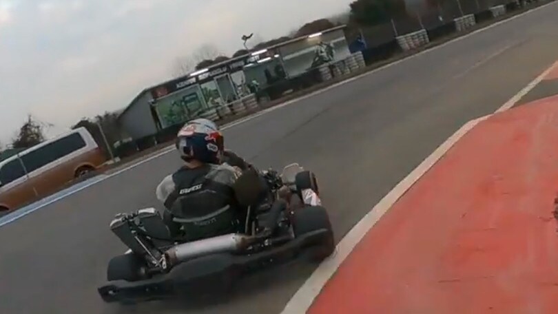 SBK: Razgatlioglu si diverte in kart con Sofuoglu - VIDEO