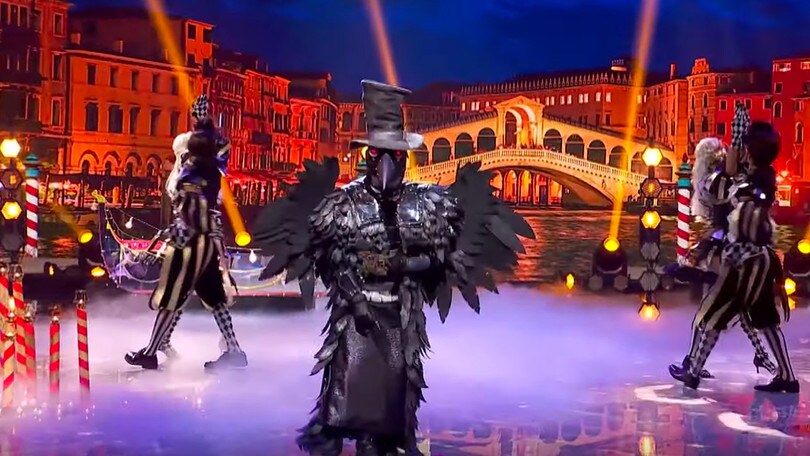 MotoGP, Jorge Lorenzo canta Ramazzotti travestito da Corvo