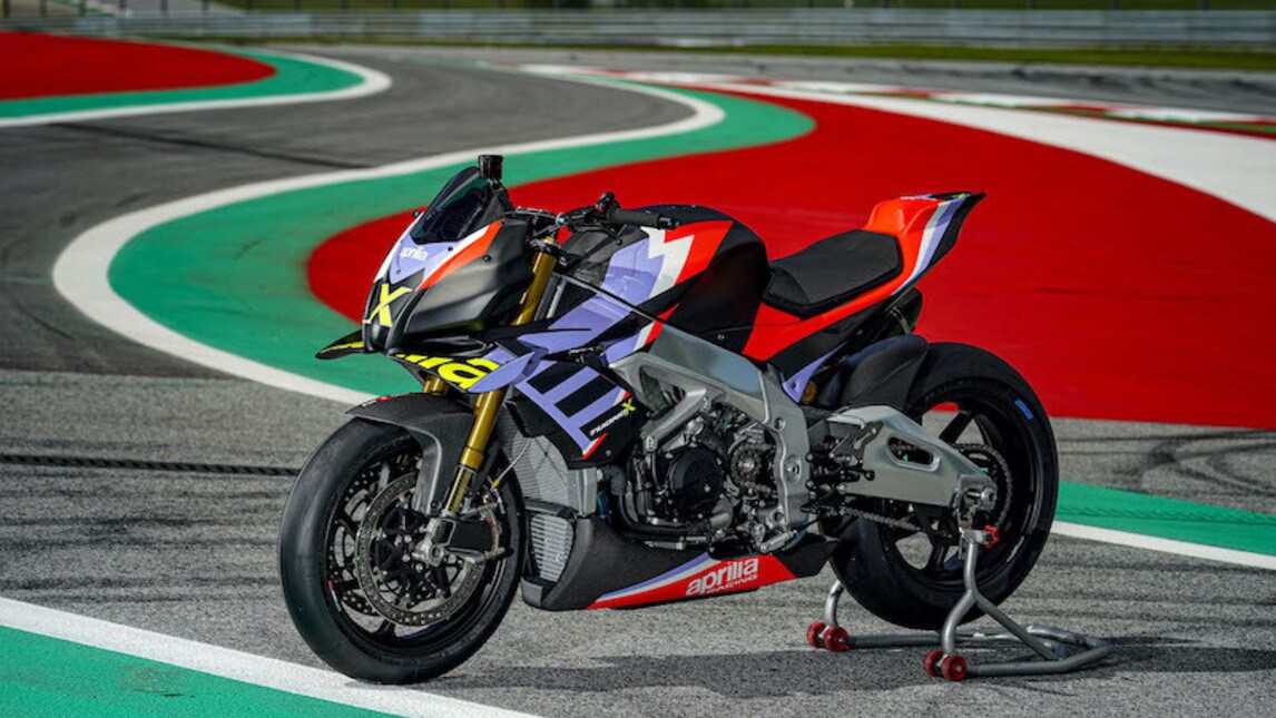 Max Biaggi e i botti di Capodanno con l'Aprilia Tuono V4 X