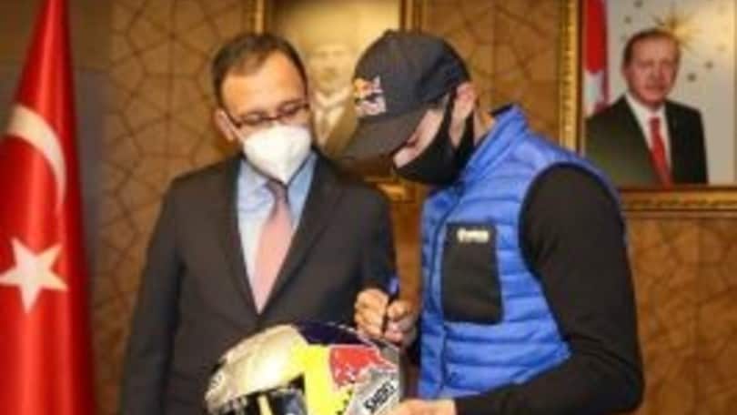 SBK, Razgatlioglu dedica un autografo al Governo Turco