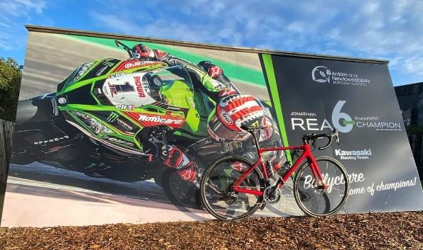 SBK, un imponente omaggio sorprende Jonathan Rea