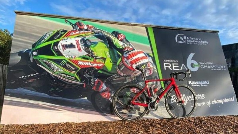 SBK, un imponente omaggio sorprende Jonathan Rea