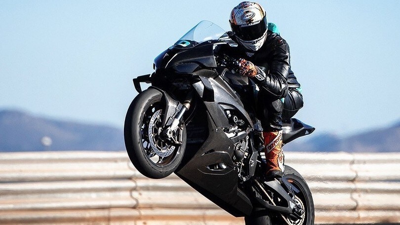 BSB: first laps aboard the BMW M1000RR for Peter Hickman