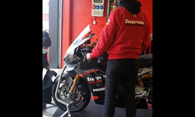 La prima uscita dai box di Rabat con la Panigale del team Barni