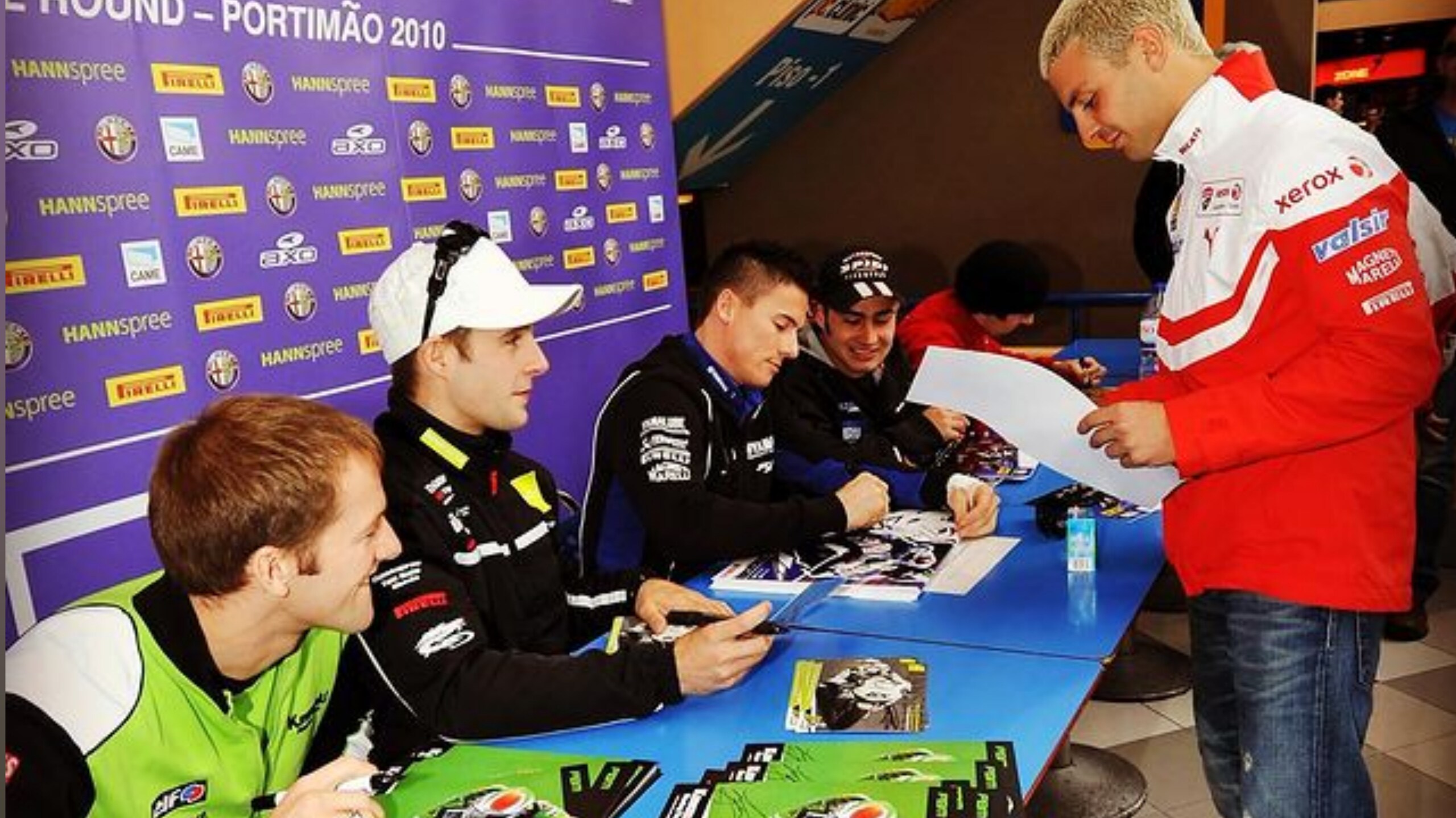 SBK, Michel Fabrizio e l'autografo di Jonathan Rea