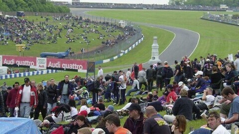 SBK, in 2000 "everyone" naked for Neil Hodgson at Donington Park