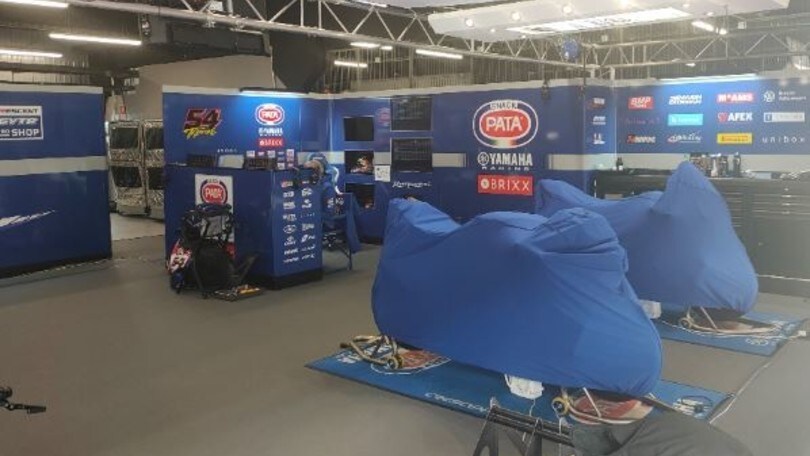 Test Barcellona SBK, mistero Razgatlioglu: le R1 di Toprak ferme al box