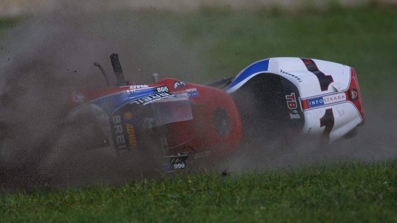 SBK 2002, nemmeno il fango inglese ferma la furia di Bayliss