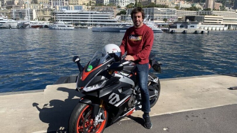 Fernando Alonso "prepara" il Gran Premio di Monaco guidando un'Aprilia