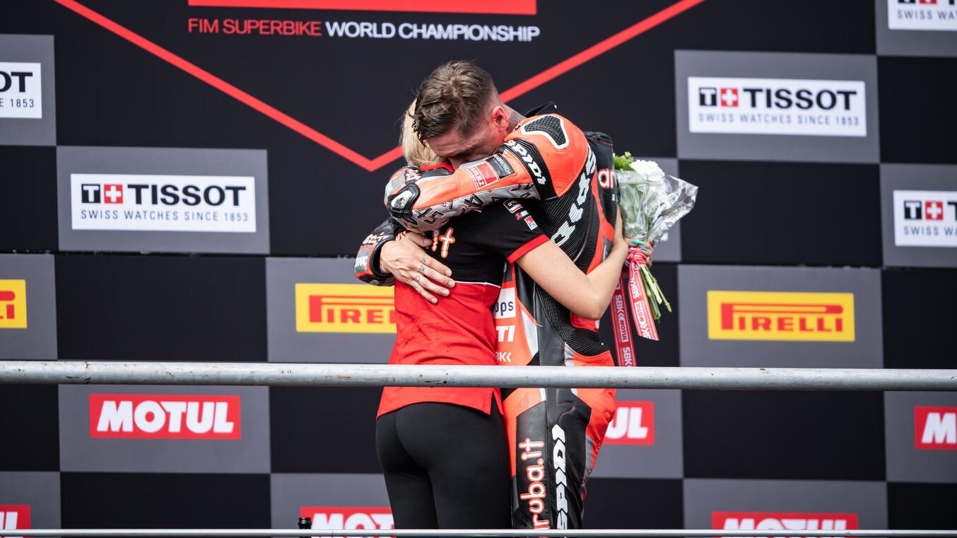 SBK: l'emozionante proposta di matrimonio di Scott Redding a Jacey Hayden