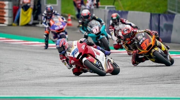 Moto2, GP Austria: Ogura comanda le FP1, quarto Bezzecchi