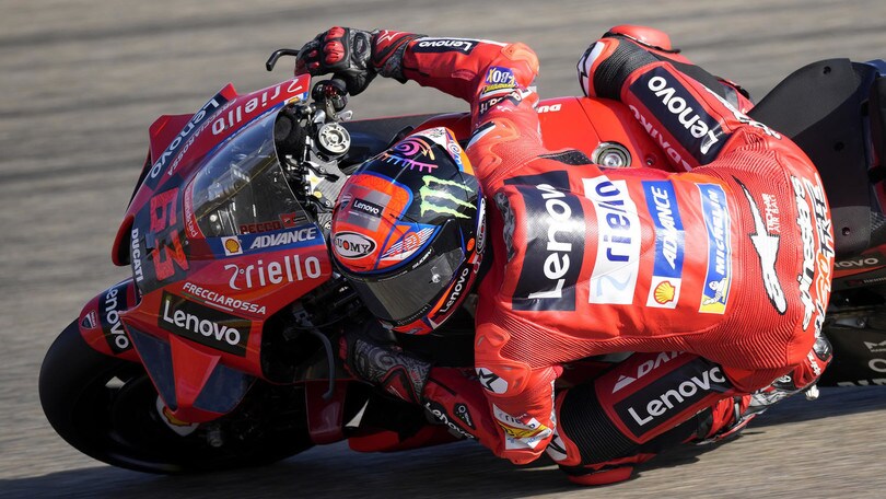 MotoGP Aragon, Bagnaia vince dopo un duello di fuoco con Marc Marquez