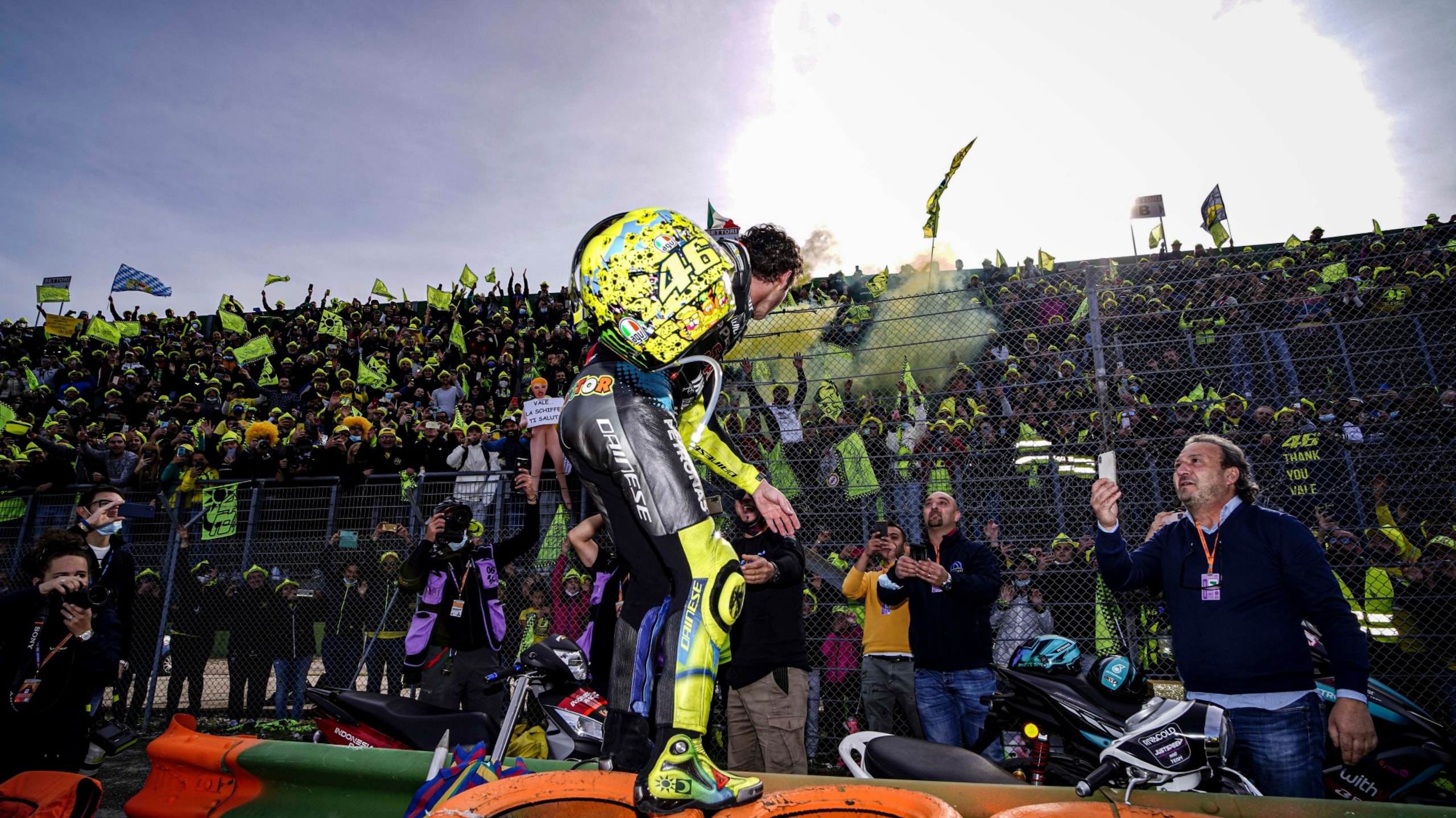 MotoGP: Valentino Rossi saluta la marea gialla a Misano