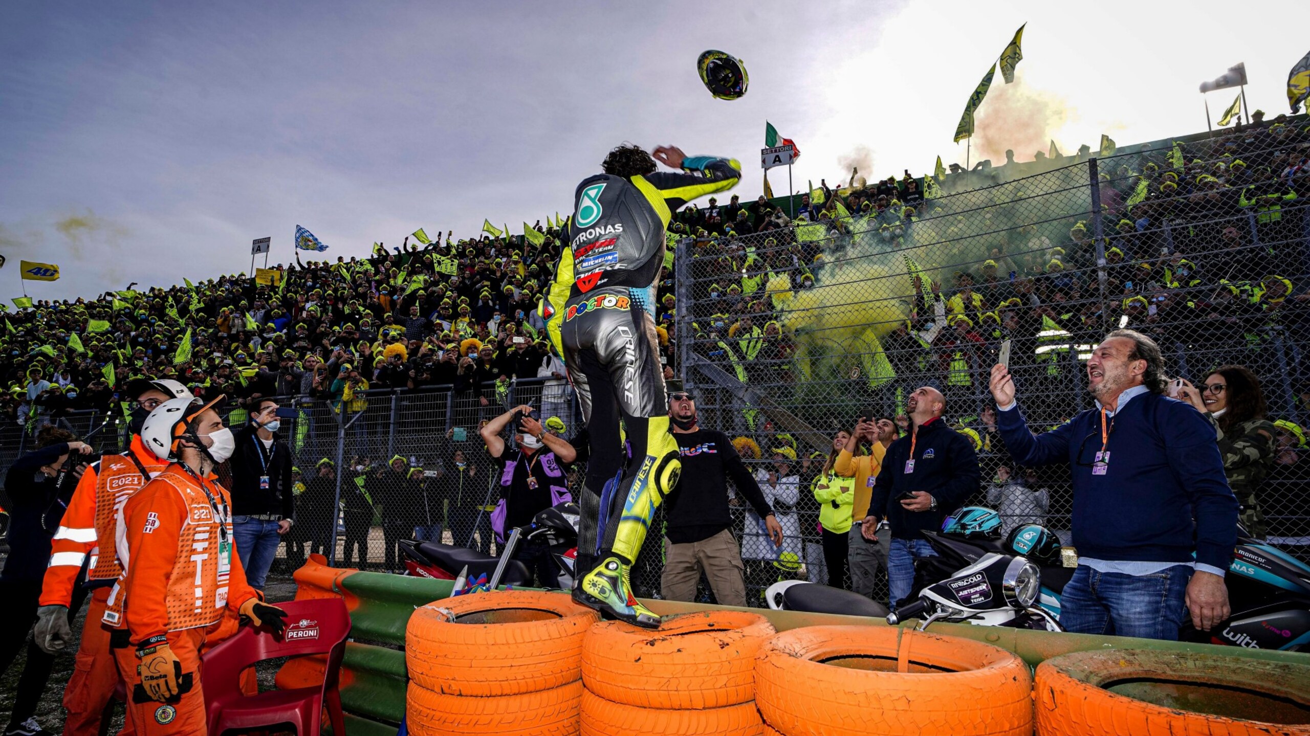 MotoGP: Valentino Rossi saluta la marea gialla a Misano