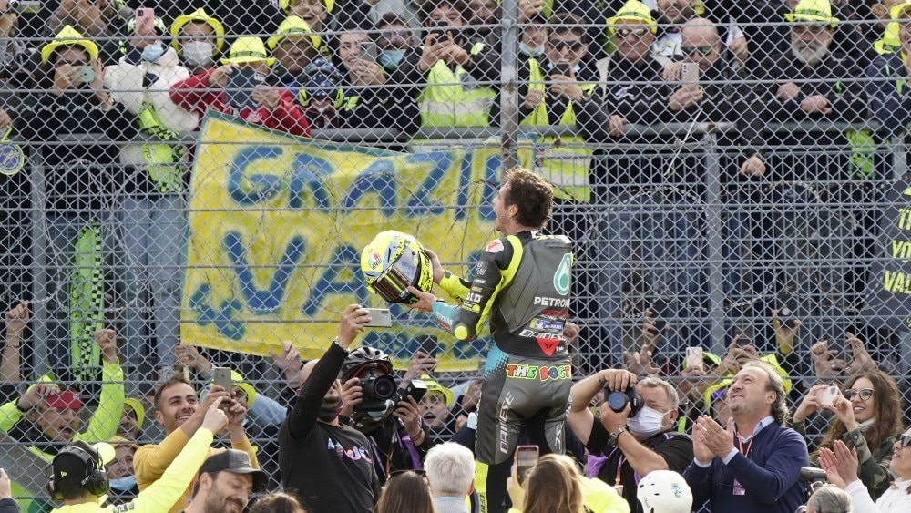 MotoGP: Valentino Rossi saluta la marea gialla a Misano