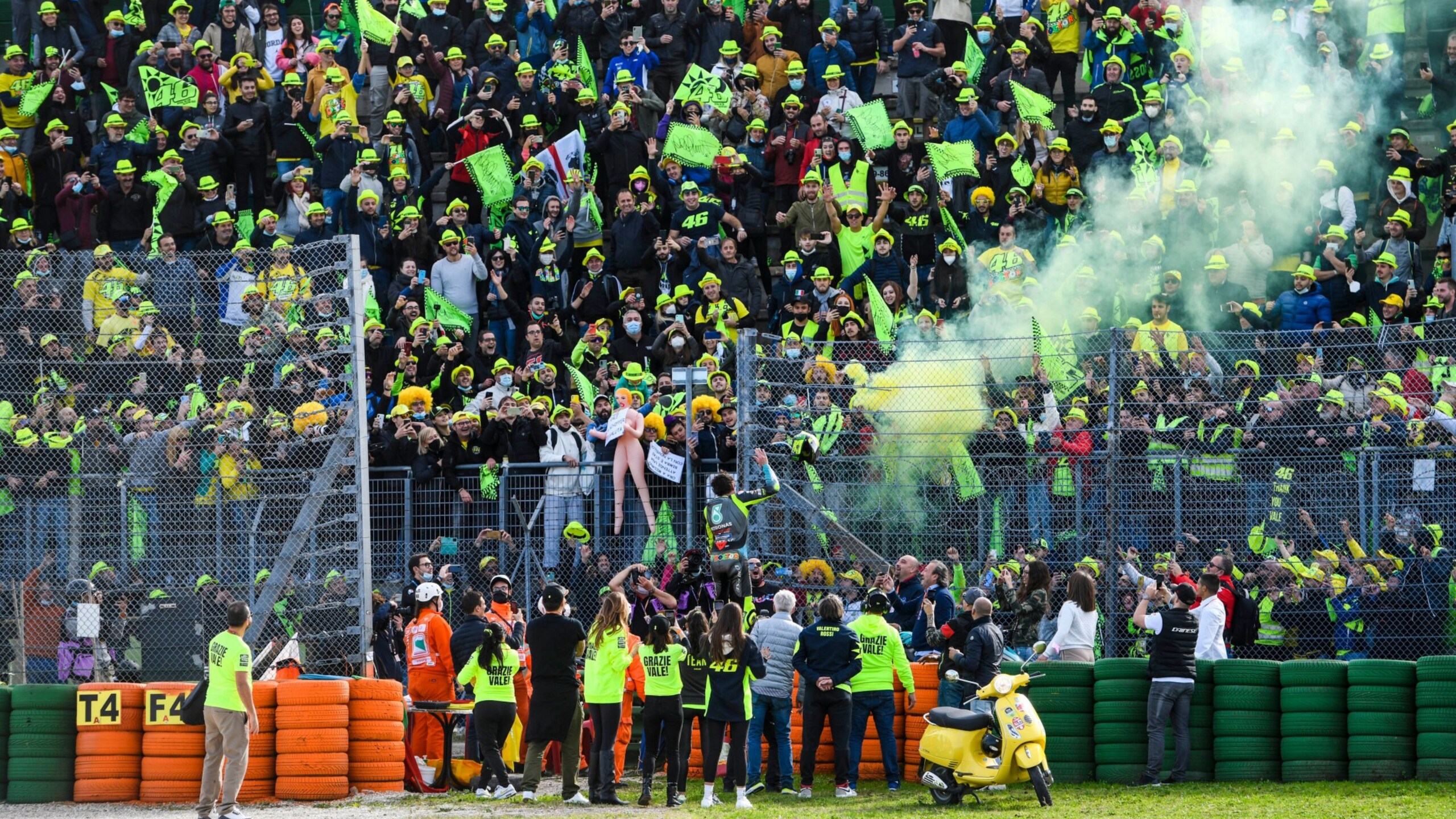 MotoGP: Valentino Rossi saluta la marea gialla a Misano