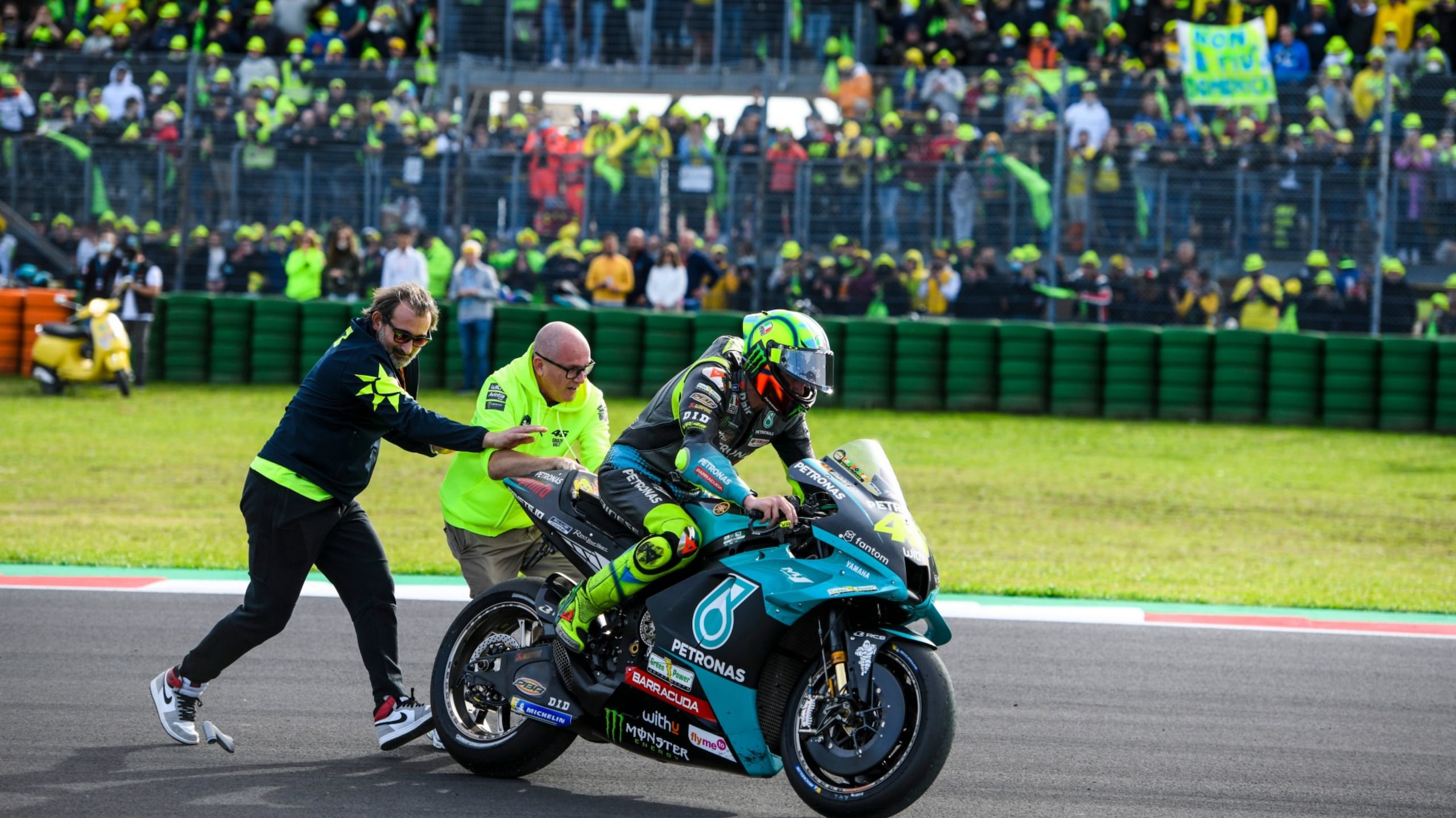 MotoGP: Valentino Rossi saluta la marea gialla a Misano