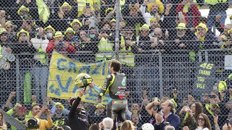 MotoGP, Rossi lancia il casco a Misano: il video della presa perfetta