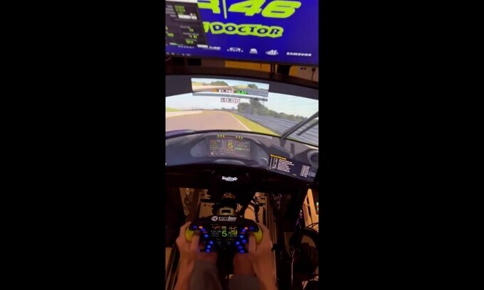 Valentino Rossi si allena al simulatore, in vista del 2022