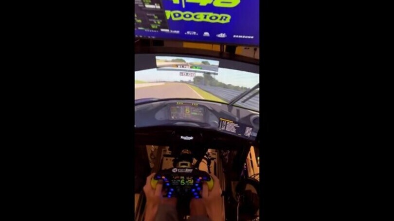 Valentino Rossi si allena al simulatore, in vista del 2022