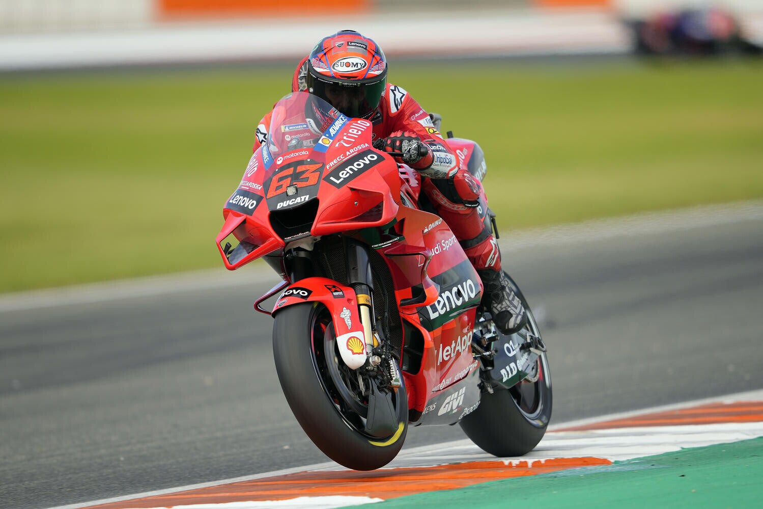 MotoGP Valencia: Bagnaia vince con classe nell'ultimo ballo di Rossi