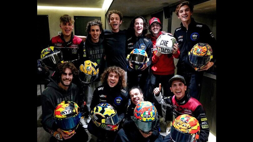 MotoGP: i piloti dell'Academy in pista a Valencia con i caschi di Valentino Rossi
