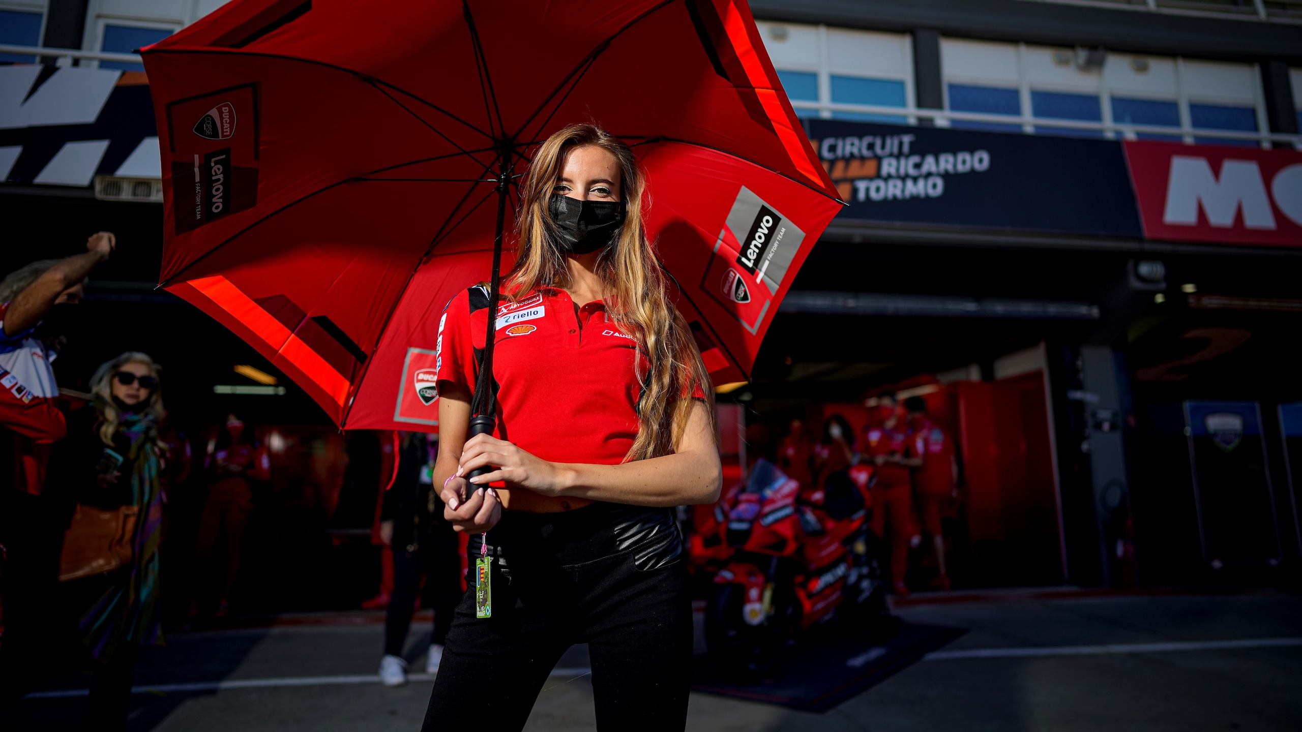 MotoGP Valencia: le ombrelline salutano la stagione 2021