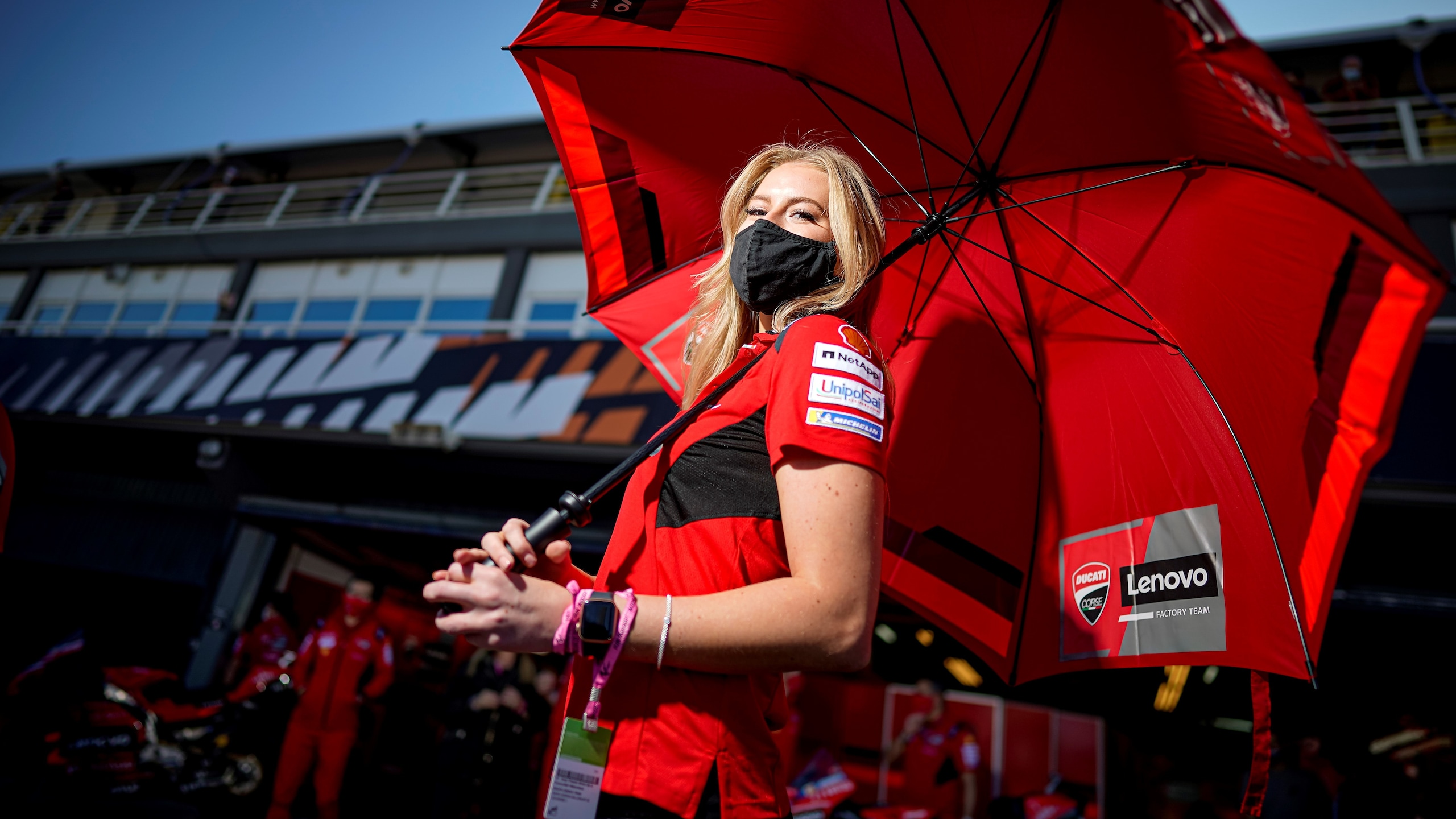 MotoGP Valencia: le ombrelline salutano la stagione 2021