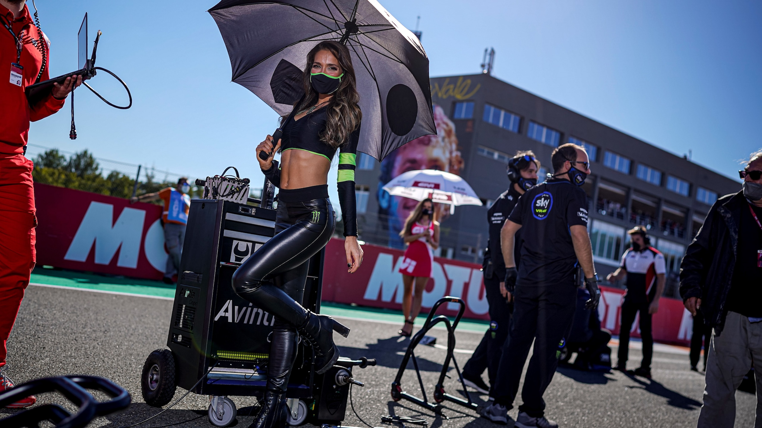 MotoGP Valencia: le ombrelline salutano la stagione 2021