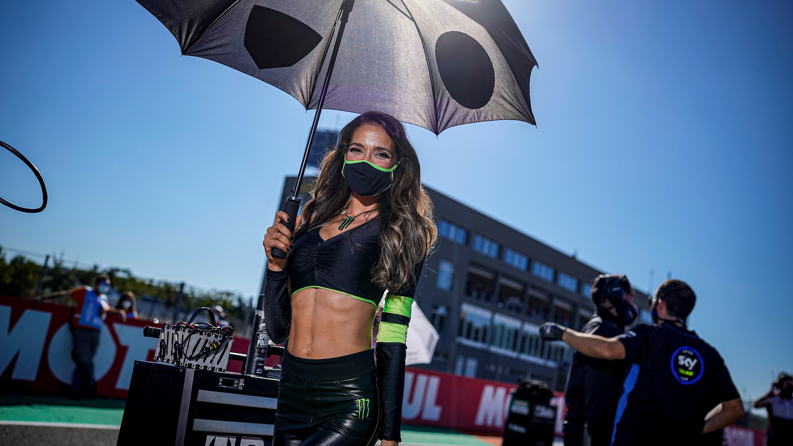 MotoGP Valencia: le ombrelline salutano la stagione 2021