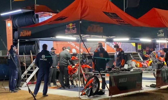 Dakar, Petrucci e la sua KTM al bivacco: la situazione dopo il ritiro
